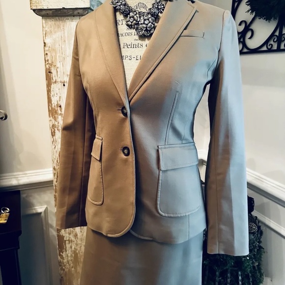 Banana Republic 2-Piece Women's Dark Taupe Skirt Suit Size: 2 NWT  $238 - Picture 5 of 14